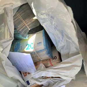 banknoty euro w torebce