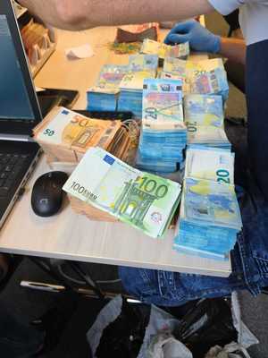 banknoty euro rozłożone na stole