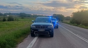 zatrzymany do kontroli Jeep i radiowóz