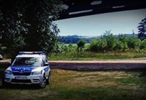 radiowóz zaparkowany pod mostem