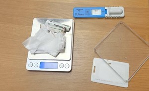 narkotyki w woreczkach strunowych oraz tester narkotykowy