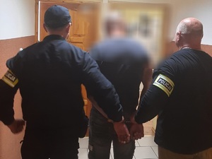 policjanci z zatrzymanymi