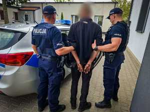 policjanci z zatrzymanymi