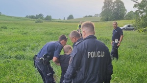 policjanci prowadza mężczyznę