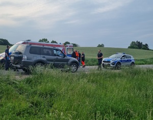 policjanci prowadza mężczyznę