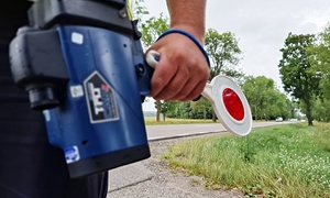 w tle urządzenie do pomiaru prędkości i do zatrzymania pojazdu