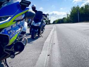 policjanci kontrolują kierowców jednośladów