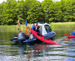 policja i ratownicy na wodzie