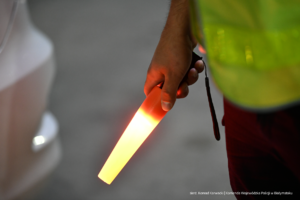 policjanci kontrolują pojazdy