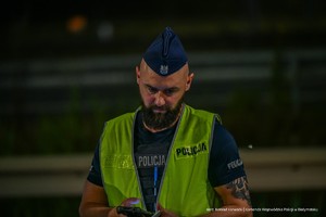 policjanci kontrolują pojazdy