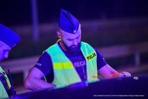 policjanci kontrolują pojazdy