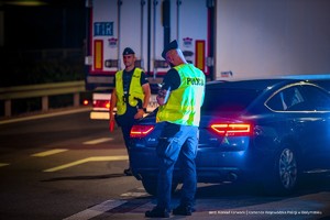 policjanci kontrolują pojazdy