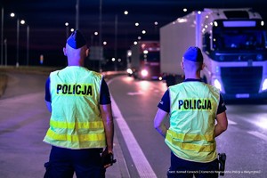 policjanci kontrolują pojazdy