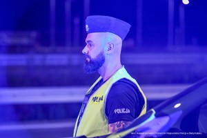 policjanci kontrolują pojazdy