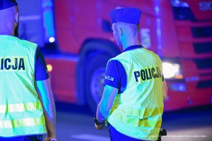 policjanci kontrolują pojazdy