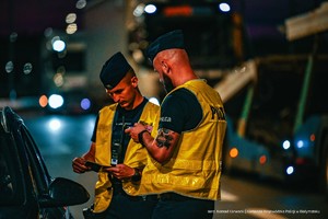 policjanci kontrolują pojazdy