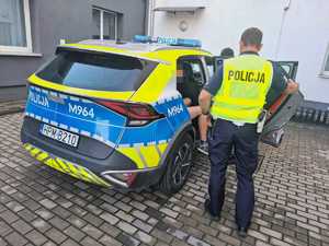 POLICJANCI KONTROLUJĄ POJAZDY NA DRODZE