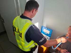 POLICJANCI KONTROLUJĄ POJAZDY NA DRODZE