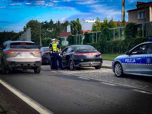 POLICJANCI KONTROLUJĄ POJAZDY NA DRODZE