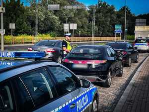 POLICJANCI KONTROLUJĄ POJAZDY NA DRODZE