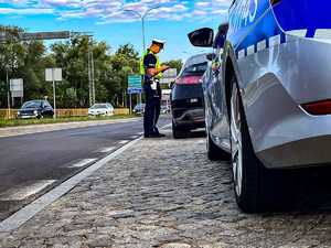 POLICJANCI KONTROLUJĄ POJAZDY NA DRODZE