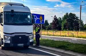 POLICJANCI KONTROLUJĄ POJAZDY NA DRODZE