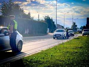 POLICJANCI KONTROLUJĄ POJAZDY NA DRODZE