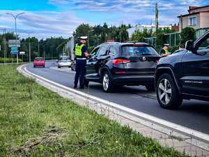 POLICJANCI KONTROLUJĄ POJAZDY NA DRODZE