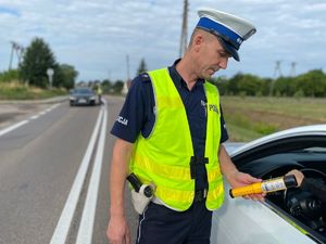 POLICJANCI KONTROLUJĄ POJAZDY NA DRODZE