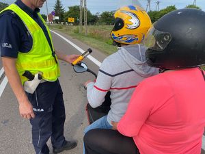POLICJANCI KONTROLUJĄ POJAZDY NA DRODZE