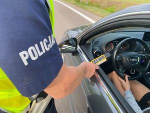 POLICJANCI KONTROLUJĄ POJAZDY NA DRODZE