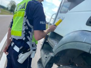 POLICJANCI KONTROLUJĄ POJAZDY NA DRODZE