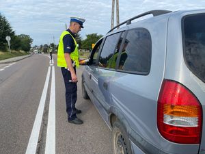 POLICJANCI KONTROLUJĄ POJAZDY NA DRODZE
