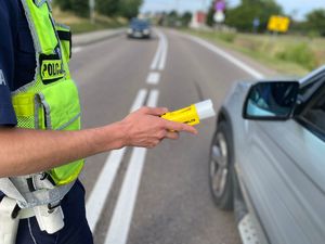 POLICJANCI KONTROLUJĄ POJAZDY NA DRODZE