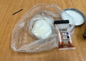 biały proszek i zabarwiony tester narkotykowy