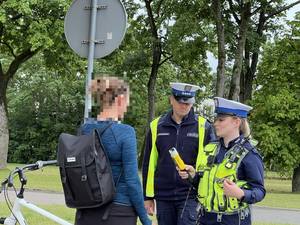 policjanci kontrolują jednoślady