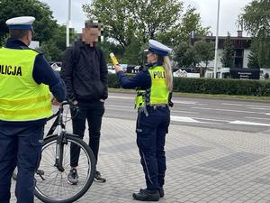 policjanci kontrolują jednoślady