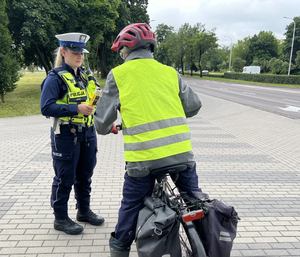 policjanci kontrolują jednoślady