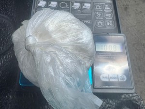 na zdjęciach widać zatrzymanego wraz z pojazdem oraz woreczek z białym proszkiem. Na kolejnym zdjęciu tester narkotykowy