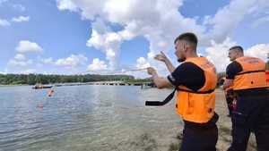 policjanci szkolą się z ratownictwa wodnego