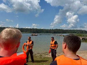 policjanci szkolą się z ratownictwa wodnego