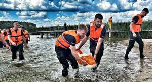 policjanci szkolą się z ratownictwa wodnego