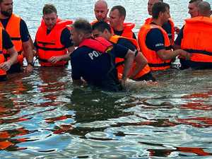 policjanci szkolą się z ratownictwa wodnego