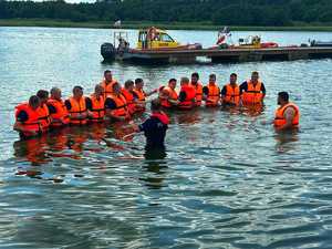 policjanci szkolą się z ratownictwa wodnego