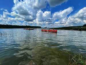 policjanci szkolą się z ratownictwa wodnego