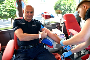policjanci oddają krew