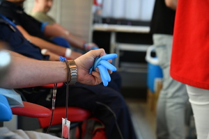 policjanci oddają krew