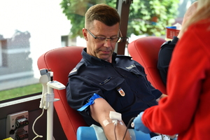 policjanci oddają krew
