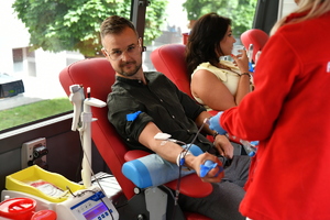 policjanci oddają krew