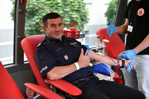 policjanci oddają krew